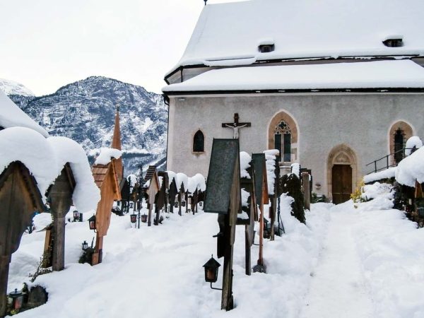 cimiero davanti alla chiesa cattolica Pfarrkirche Maria am Berg ricoperto dalla neve