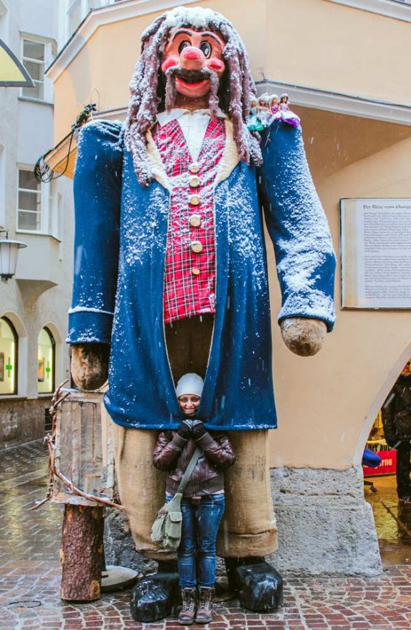 indiana gio in inverno che si copre con la giacca di una mascotte gigante