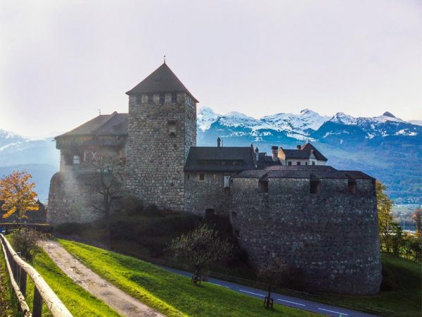 Liechtenstein castello di vaduz circondato da prati verdi