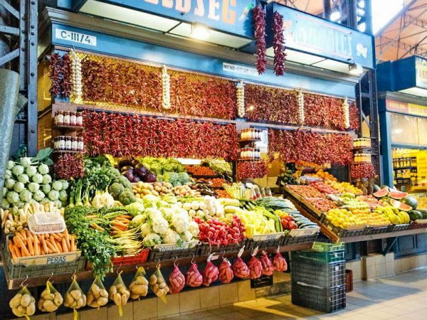 bancarella con frutta e verdura al mercato cemtrale di budapest