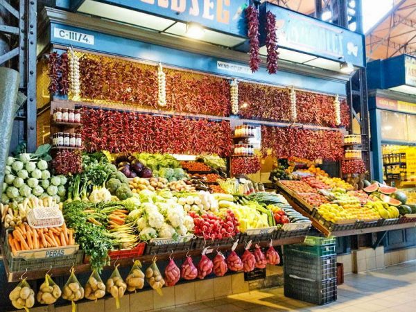 mercato-budapest bancarella con frutta e verdura al mercato cemtrale di budapest