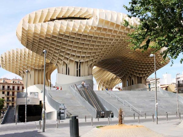 struttura a forma di parasole in legno a siviglia