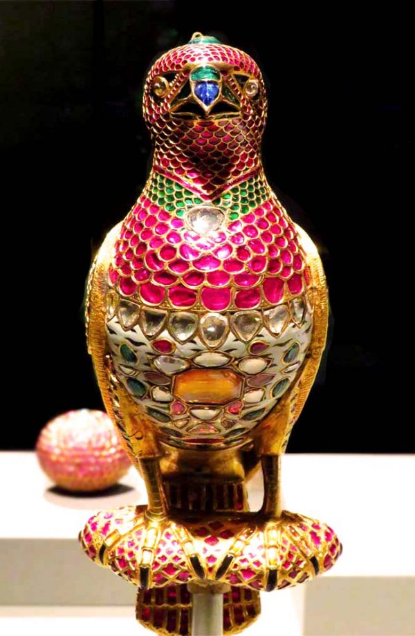 gioiello raffigurante un uccello tempestato di pietre preziose al museo d'arte islamica a doha