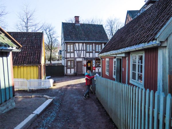 edifici in legno colorate al museo folkloristico oslo