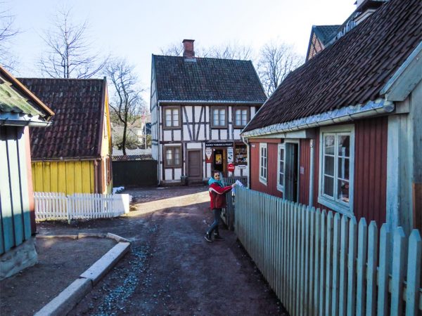 edifici in legno colorate al museo folkloristico oslo