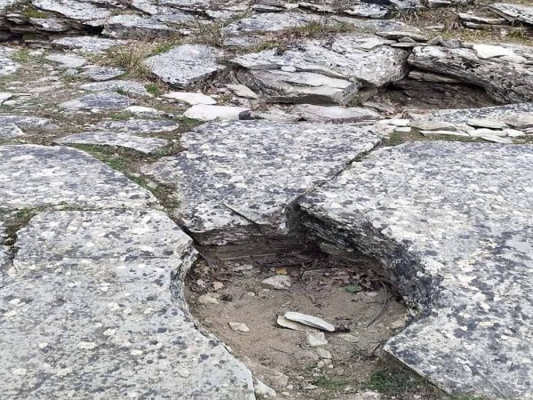 necropoli di palastreto scavate nella roccia alle pendici di monte morello