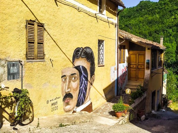 braccano casa con murales dipinti sui muri