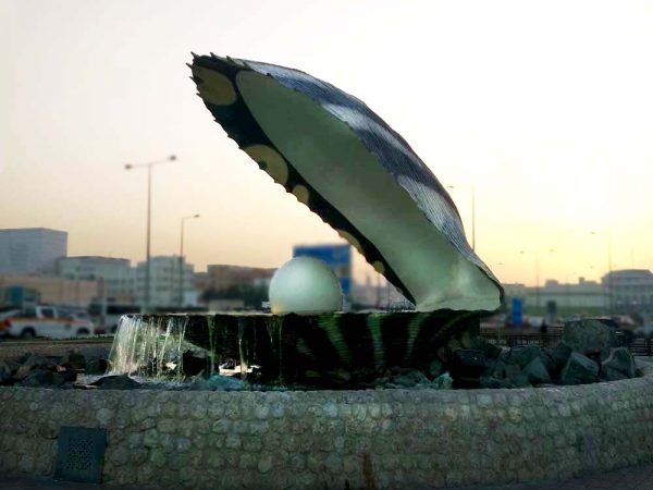 scultura raffigurante un'ostrica gigante lungo corniche a doha