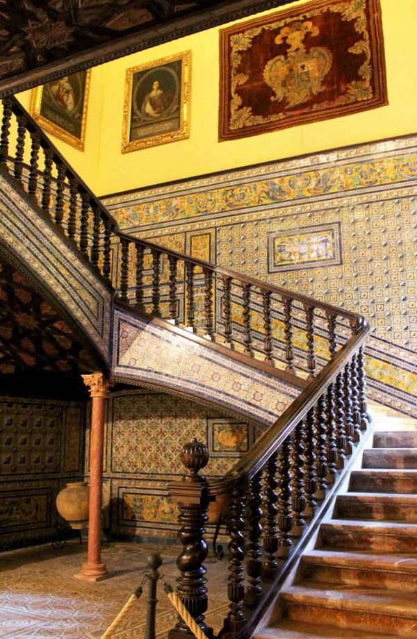 interno con scale nel palazzo lebrija