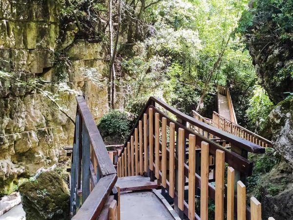 passerelle in legno nella gola di Pioraco