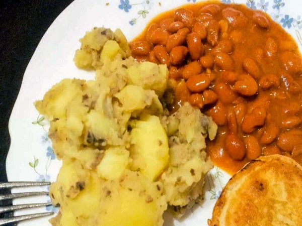 piatto con fagioli in salsa di pomodoro e patate
