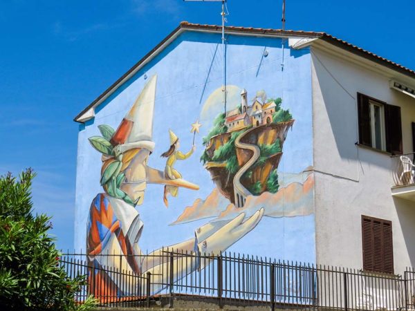 Sant’Angelo di Roccalvecce facciata palazzina dipinta con murales con pinocchio