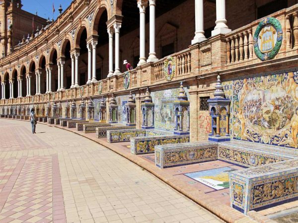 panchine decorate con azulejos in piazza de spagna siviglia
