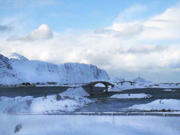 ponti fredvang che collegano isolotti con la neve