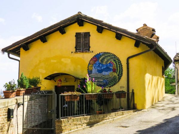 braccano casa gialla con murales dipinto sulla facciata
