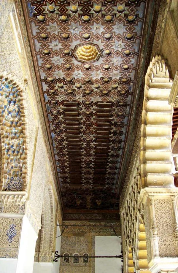 dettaglio di soffito decorato nel palazzo real alcazar a siviglia