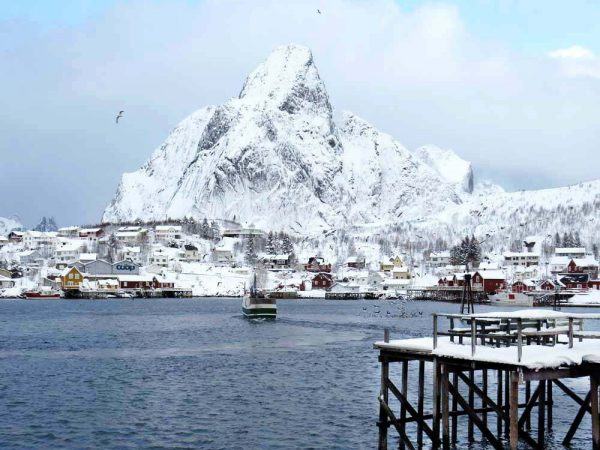 villaggio sul mare con le montagne alle spalle in inverno alle isole lofoten