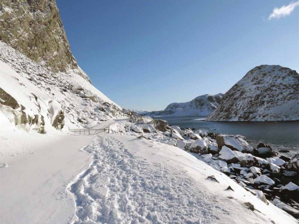 sentiero che costeggia la montagna lungo il mare con la neve