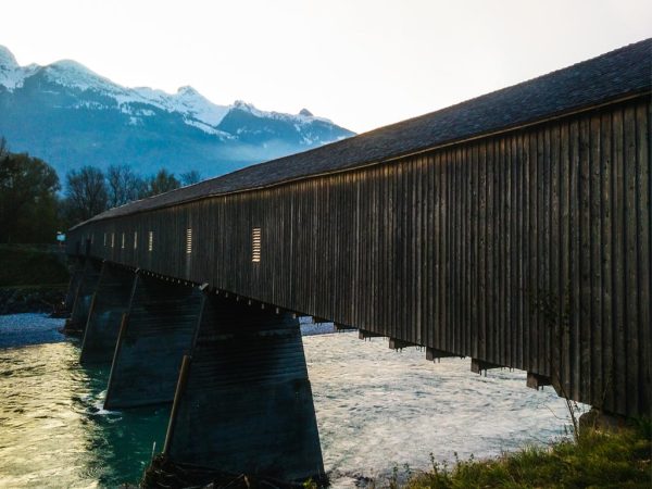 ponte in legno coperto che collega vaduz a sevelen in Liechtenstein