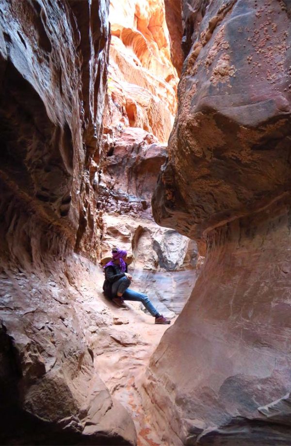 persona all'interno di una fessura rocciosa nel canyon di wadi rum in giordania